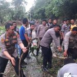 Kapolres Boalemo Bersama Beberapa Personil Bersihkan Pohon Tumbang Akibat Longsor