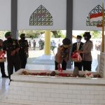 Upacara Peringatan Hari Patriotik ke 80, Kapolres Bone Bolango Dampingi Wakapolda Tabur Bunga di TMPN Nani Wartabone