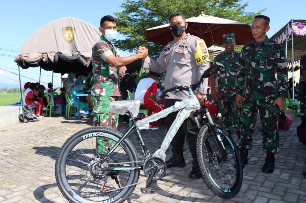 Kapolres Bone Bolango Memberikan Doorprize Utama Kepada Anggota TNI peserta Olahraga Bersama DI Hut Bhayangkara ke-76