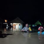 Bhabinkamtibmas Polsek Bulango Rela Basah Demi Bantu Warga Terdampak Banjir