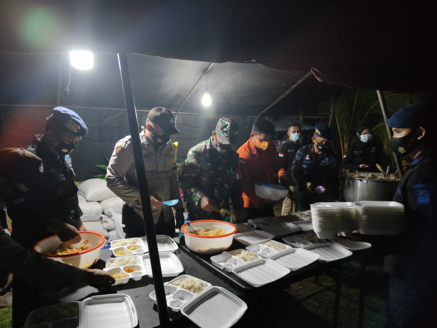 Dirikan Dapur Lapangan Brimob Polda Gorontalo Masak Makanan Untuk Dibagikan Ke Warga Terdampak