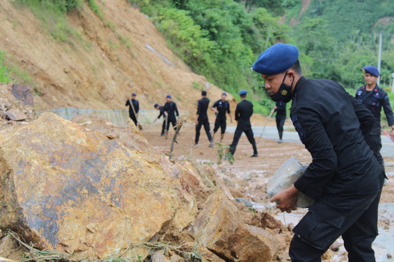 Respon Cepat Tim SAR Ilato Tangani Banjir dan Tanah Longsor Di Desa 
