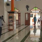 Jelang HUT Bhayangkara Ke-76, Polres Gorontalo Kota Gelar Bakti Sosial Bersih-Bersih Masjid