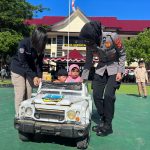 Gebyar Vaksinasi Jelang Hut Kemerdekaan RI Ke-77, Polwan Polda Gorontalo Hilangkan Rasa Takut Anak Yang Akan Divaksin