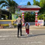 Gatur Pagi, Satuan Lalu Lintas Polres Gorontalo Kota Bantu Anak Sekolah Menyebrang Jalan