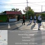 Wujud Kehadiran Polri, Samapta Polda Gorontalo Bantu Pelajar Dalam Menyeberang Jalan