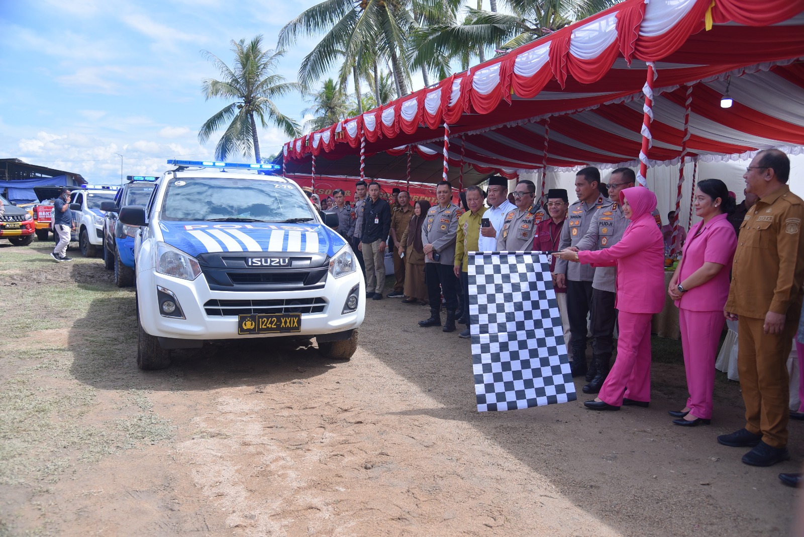 Kapolda Gorontalo Lepas 8.000 Paket Sembako Untuk Masyarakat Kurang Mampu